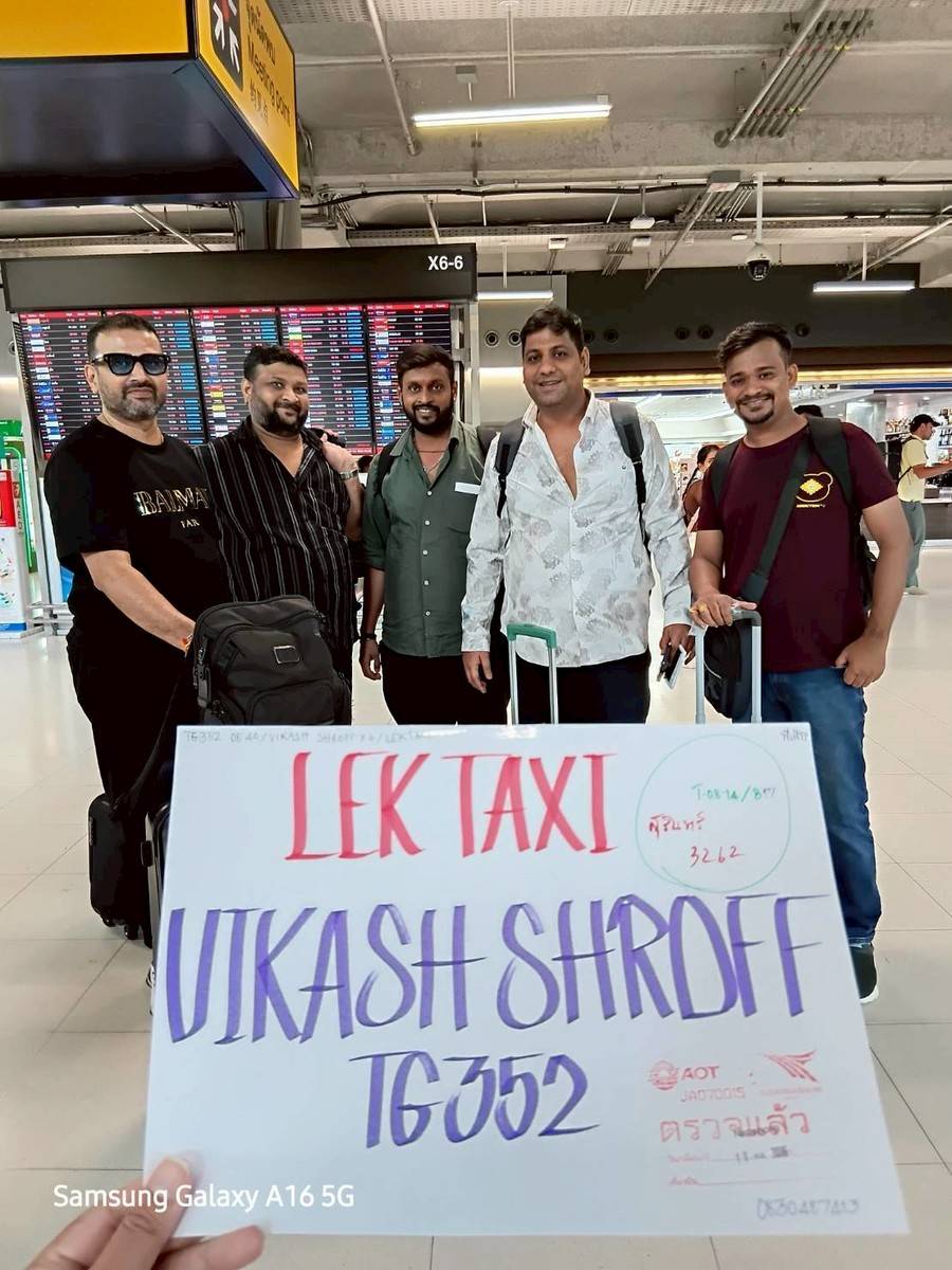 Happy customer traveling with Lek Taxi