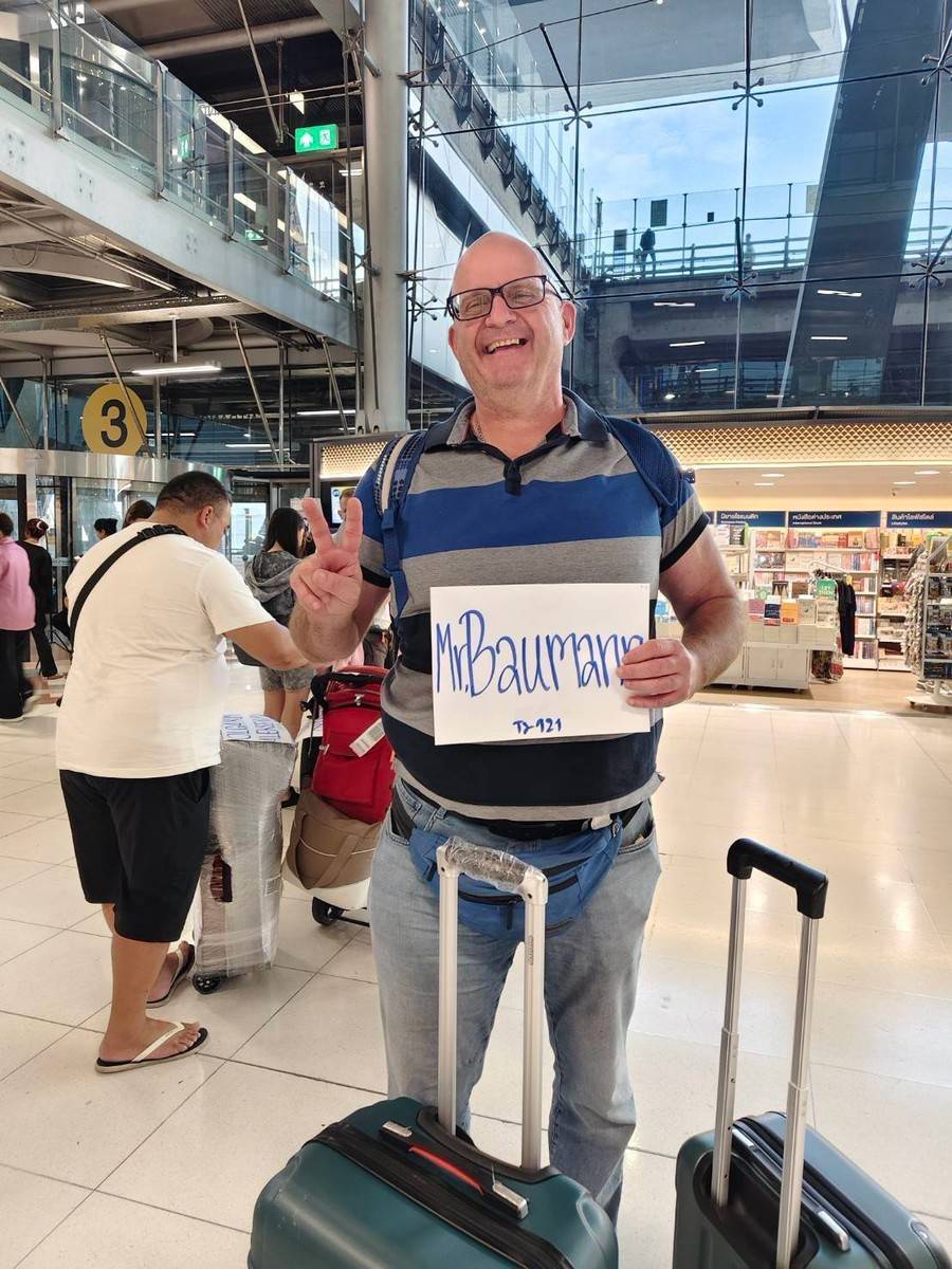 Customer enjoying a comfortable Lek Taxi journey